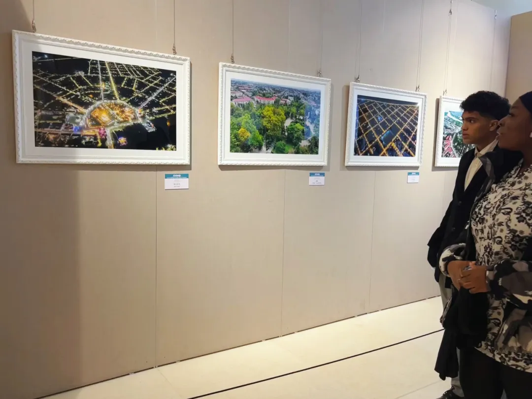 友城映像 四川文化藝術(shù)學(xué)院組織留學(xué)生參與綿陽與波季市攝影展，深化文化交流